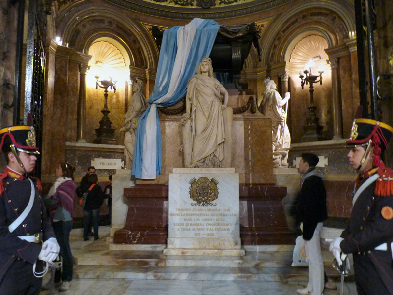 L'intérieur d'une église (?) bien gardé ! 