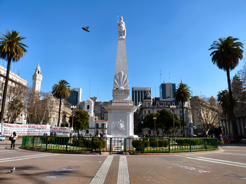 Dans les pas des mères de mai qu'on nomme maintenant les grands-mères de mai (Abuelas de Plaza de Mayo) ! Les mères de mai  se sont battues pendant 30 ans  pour retrouver leurs enfants enlevés par la dictature militaire (1976-1983). Plusieurs des fondatrices ont été assassinées en 1977, en compagnie des religieuses françaises par un commando dirigé par le colonel Alfredo Astiz.