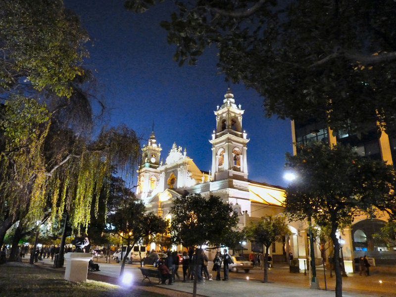 De Salta surnommée la Linda (la belle) on retiendra la plaza del 9 de julio et sa cathédrale baroque 