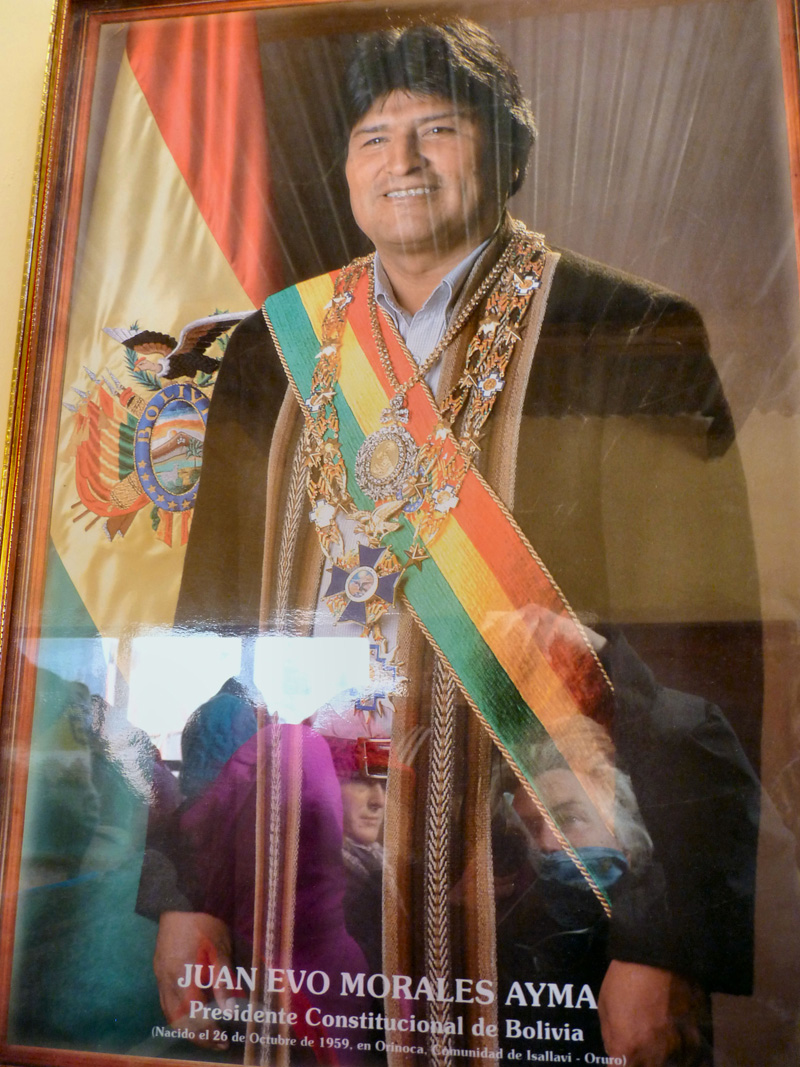 Le minuscule poste frontière bolivien, le portrait du président Evo Morales et les premières terres des confins 