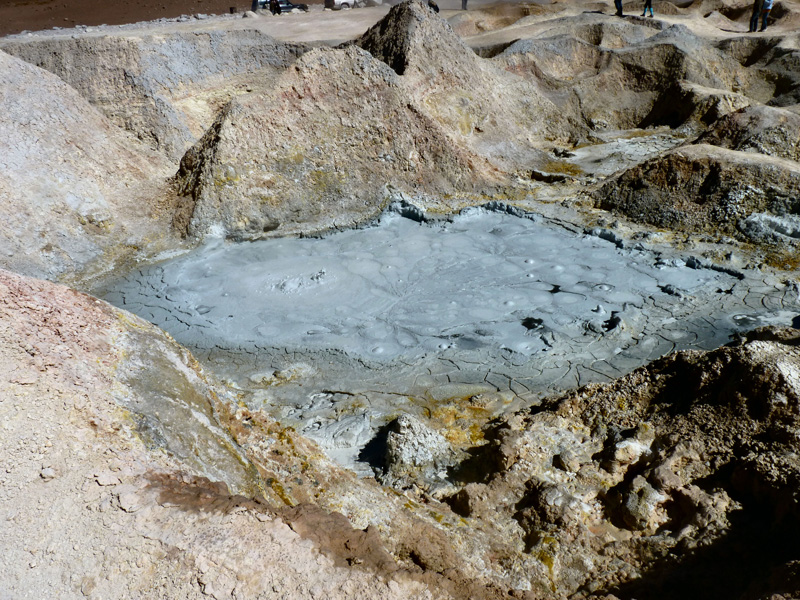 La route découvre des puits de geysers dont les émanations sulfuriques sont hautement dangereuse. Conseil sans rire de Sammy : ne pas se pencher ! Plusieurs touristes ont déja laissé leur vie en ces lieux ! 