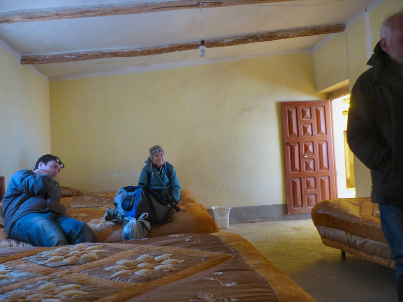 Neal & Laura apprennent comme nous à surmonter le froid extrême dans notre refuge du premier soir(-10° C) 