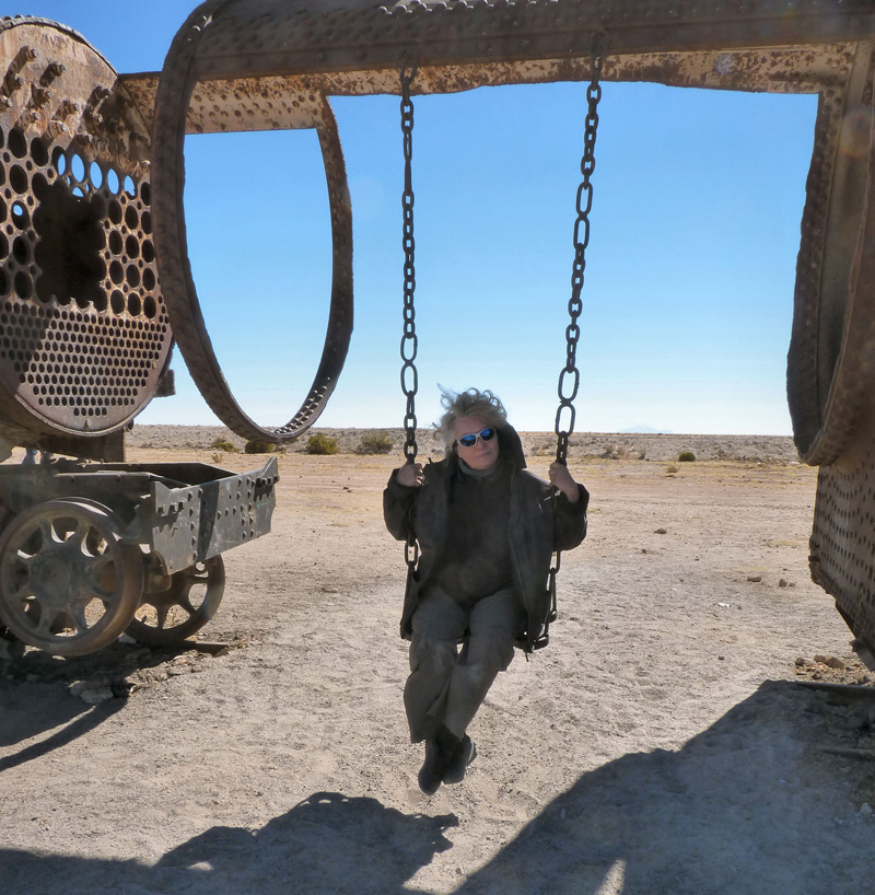 Au bout du Salar, une bourgade improbable, Uyuni. Un cimetière de vieilles locomotives nous accueille 