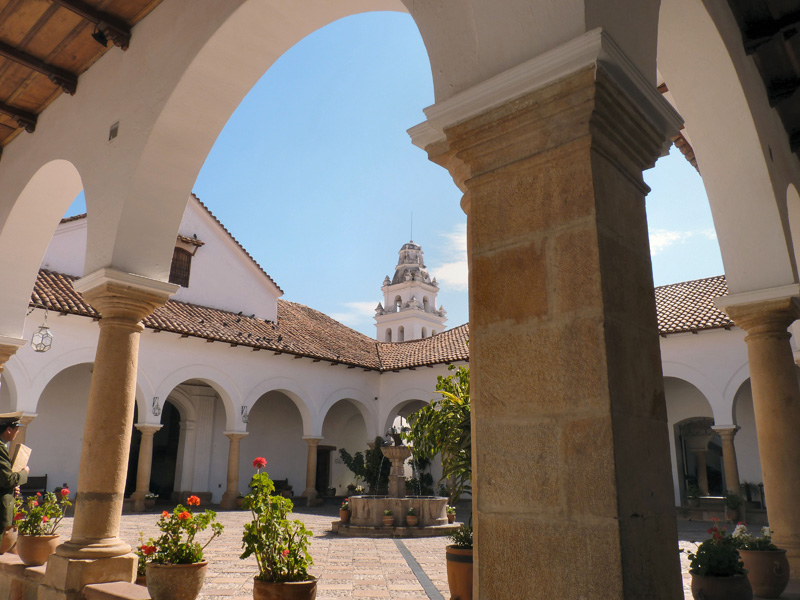 Sur la place centrale de Sucre, l'un des fleurons de l'art baroque espagnol édifié à partir de 1592, la Casa de la Libertad. Cet ensemble de bâtiments présente tout ce qu'il y a à savoir sur l'histore très mouvementée de la naissance de la Bolivie 