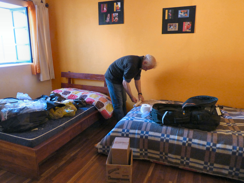 Dernières heures avant le départ pour La Paz. Avocat maison (trop bon !) et préparatifs soigneux des sacs-à-dos (cartons récupérés al Mercado pour protéger les souvenirs) 