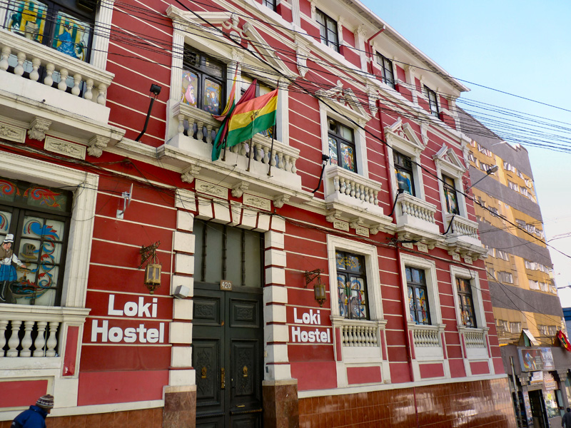 Après une nuit en bus particulièrement éprouvante (route sinueuse, froid glacial), nous gagnons La Paz, la capitale de la Bolivie. Située à plus de 4àààm d'altitude, chaque pas est un nouvel effort pour se hisser jusqu'à l'hôtel ( immeuble décati de facture viennoise : une auberge de jeunesse, ses chambres en boîte et ses couloirs interminables) 