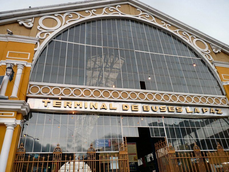 Debout à 5h du matin, nous nous rendons au terminal pour prendre un bus qui nous emmène au Pérou, et plus précisément à Puno sur les rives du lac Titicaca 