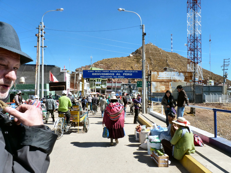 Passage -à pied-  de la frontière Bolivie Pérou 