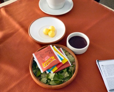 Pour la première fois, nous disposons d'une vaste chambre claire et lumineuse. Au petit déjeuner : maté et feuilles de coca. 