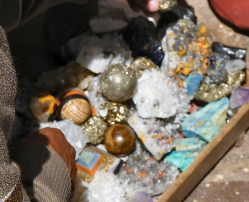 L'abondance visuelle et sonore du marché se poursuit dehors : vendeurs ambulants (textiles et calebasses divers, limaces aux vertus curatrices, cajots de pierres) 