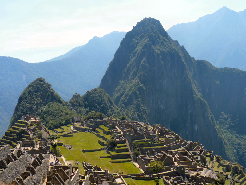 On a beau avoir vu mille fois cette image, la géographie physique du lieu dépasse les clichés : il y a le sanctuaire inca, certes, mais surtout l'amphithéâtre naturel constitué par les monts environnants, les uns recouverts d'une végétation tropicale, les autres éclatants de blancheur neigeuse. Anecdocte : la plupart des photographies officielles du site ne donnent pas à voir deux éléments essentiels à nos yeux, la rivière qui coule à 1500 m en contrebas et qui encercle le Machu Picchu à son pied d'une part et d'autre part l'observatoire stellaire conçu et construit par les chamans-devins-astronomes incas, lui situé au sommet extrême du Huayna Picchu (jeune montagne) qui domine la cité mise à jour par Hiram Bingham en 1911 (voir son récit, à lire toutefois entre les lignes, Lost Cities Of The Incas, publié pour la première fois en Grande Bretagne, 1952) 