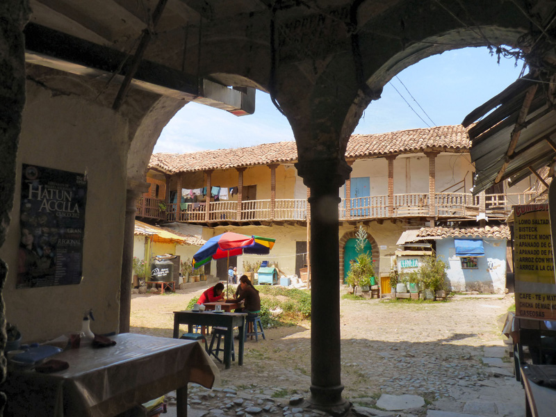 Envers du décor : une cour de style colonial, complètement délabrée où vivent des familles et se sert un café ou une cerveza à prix divisé par 8, au son d'une musique cubaine. Seuls viennent ici los péruanos et quelques fervents du "juste prix" tels que nous 