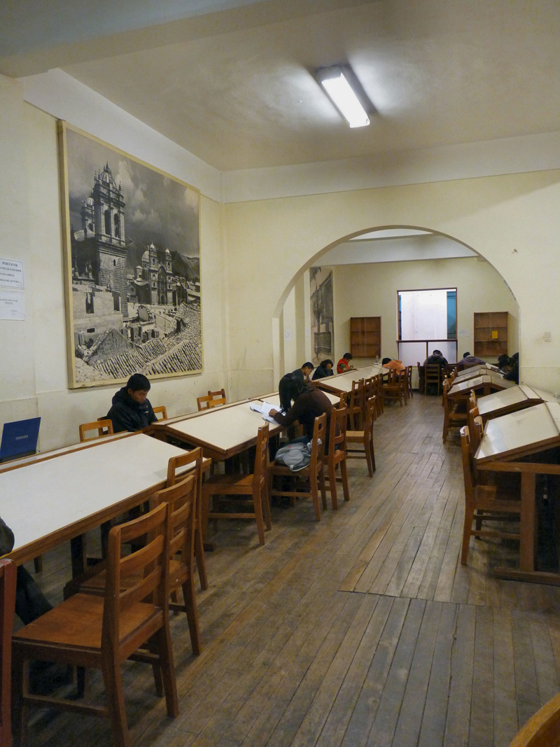 Terminons tranquilement notre tour de ville par la bibliothèque municipale. Surprise, de grandes salles de travail mais aucun livre visible ! 