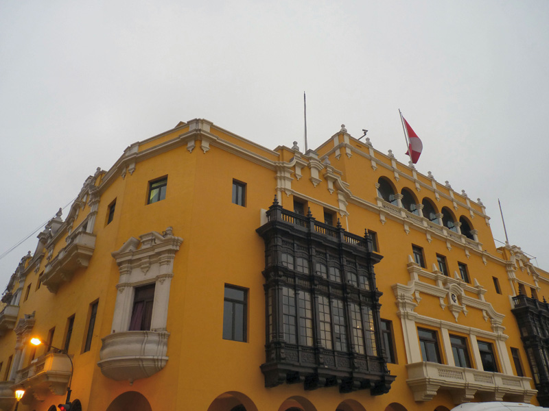 Nous sortons filer les heures, car Lima, mégalopole d'aujourd'hui, 9 millions d'habitants, offre un intérêt architectural et au-delà culturel très limité, ayant connu plusieurs séismes qui ont tout détruit dans le centro historique 