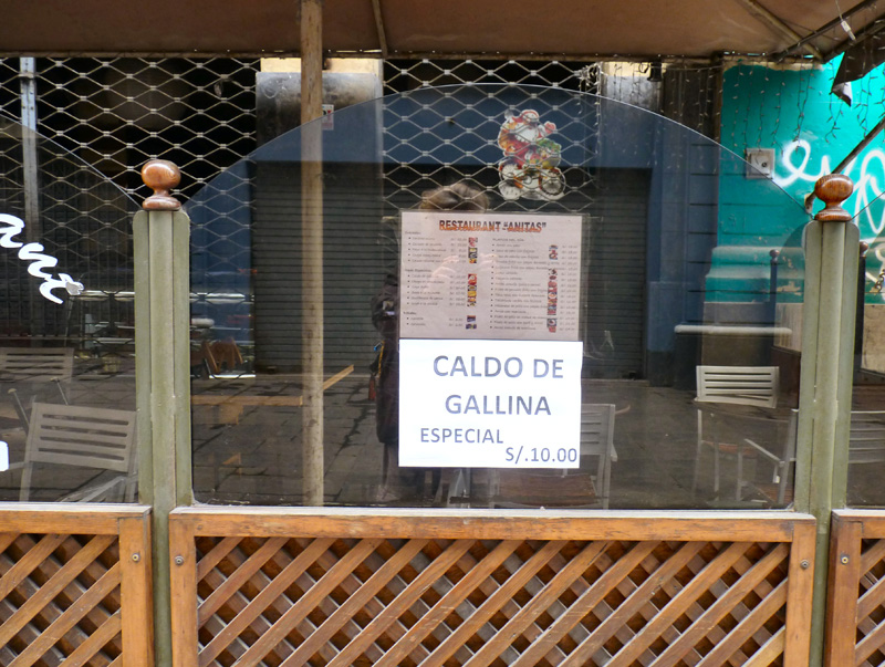 Plaza Mayor, au cœur historique de la ville, à deux rues de notre hôtel. Nous avons repéré un restaurant qui propose du cebiche mixto (poisson cru mariné dans du citron avec des oignons) et du caldo de gallina (poule au pot) pour nous réchauffer.