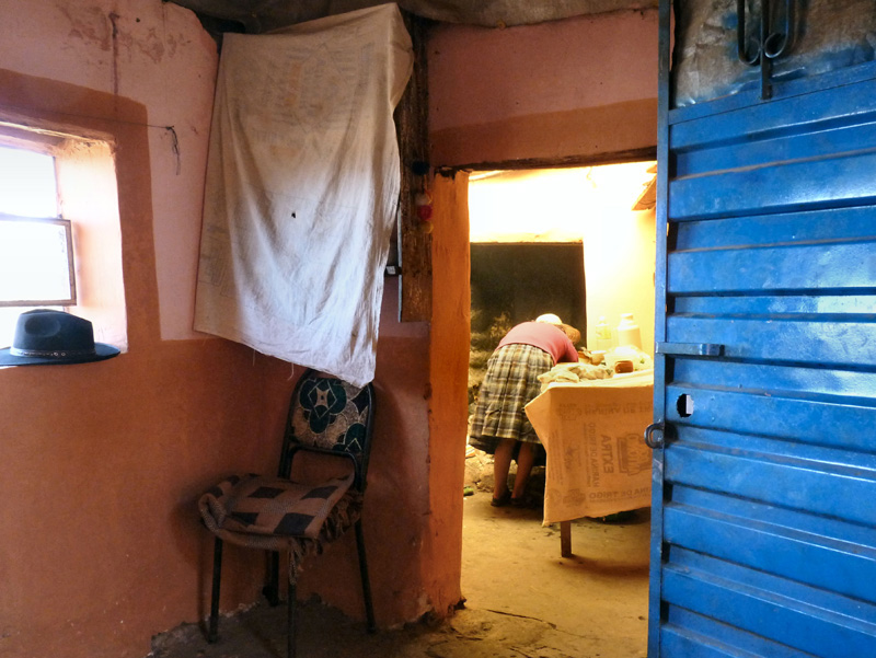 Leur lieu à vivre est réduit : une minuscule pièce à tout faire flanquée d'une cuisine et son âtre ouvert.