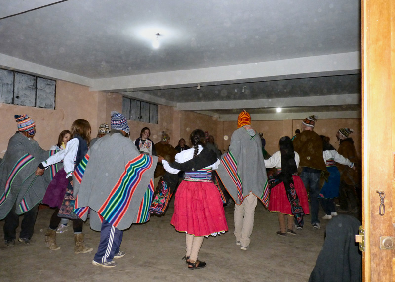 Le soir, nous sommes habillés comme les locaux (poncho et bonnet pour les hommes, jupe et manta pour les femmes) et conviés à une petite fête dans la salle communale au sommet de l'île. Un petit orchestre (trois jeunes de l'île en casquettes de rappeur !) joue des airs traditionnels et quelques uns dans le groupe que nous formons se prêtent au jeu des danses plus ou moins endiablées.