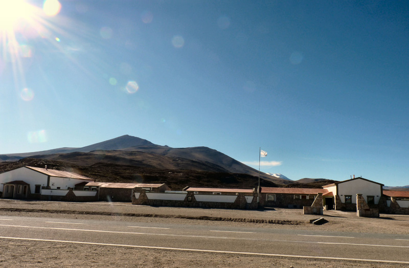 Paso de Jama, 4500 mètres d'altitude, frontière Argentine-Chili. Un des passagers du bus est recherché par...Interpol ! Sommes bloqués dans le froid et le vertige des hauteurs le temps des vérifications. Nous intervenons en force auprès des douaniers pour qu'ils laissent repartir le bus. Au bout de quatre heures, nous reprenons la route vers San Pedro de Atacama, notre base arrière pour la découverte du Salar d'Uyuni, le désert le plus inhospitalier de la planète. 